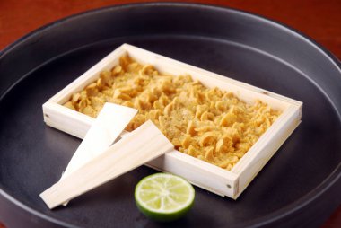 yakın çekim - siyah tabakta erişte