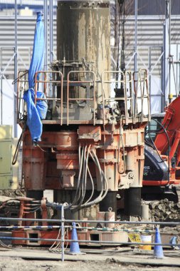 İnşaat alanında çalışan büyük endüstriyel sondaj makinesi.