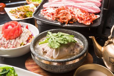 Biftek tenceresinin mutfak fotoğrafı.