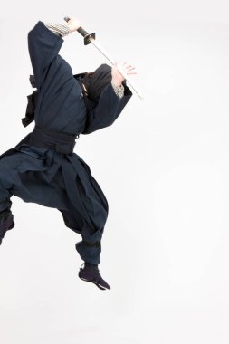 Kimono giyen Asyalı erkek samurayın portresi. 