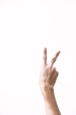 Barış işareti olan bir adam.