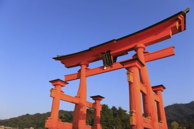 Miyajima Adası 'ndaki Büyük Torii manzarası.