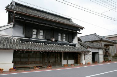 Şehirdeki eski ahşap ev.  