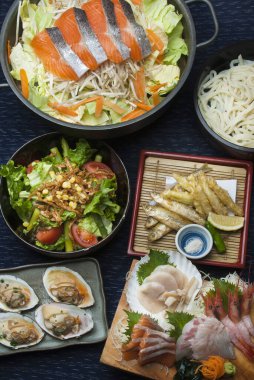 Japon yemeği, balık, somon ve sebze.