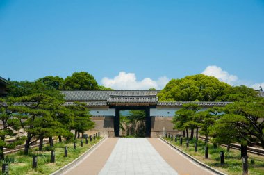 Güzel antik Japon tapınağının manzaralı görüntüsü.