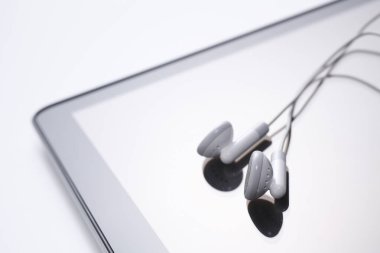 Kulaklık ve tablet tablo üzerinde
