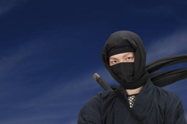 Gece gökyüzüne karşı Katana 'lı Asyalı adam 