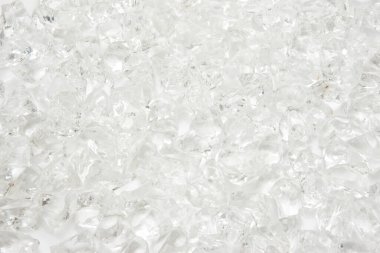 Beyaz arkaplanda izole cam kristalleri