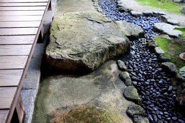 Parktaki tahta köprü.