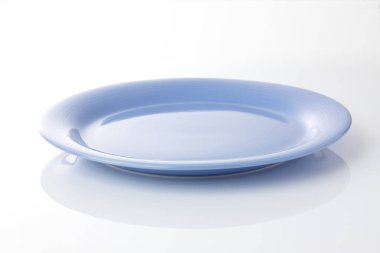 Beyaz arkaplanda boş plaka.