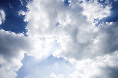 Mavi gökyüzünde beyaz bulutlar 