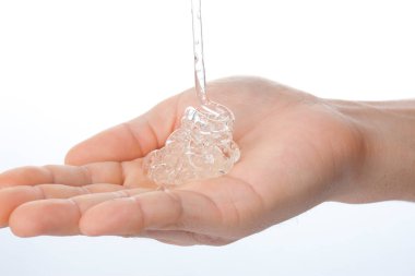 El ele tutuşan şeffaf şampuan, yakın görüş.