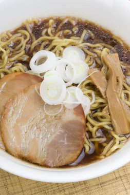 Domuz etli Japon eriştesi ve Menma.