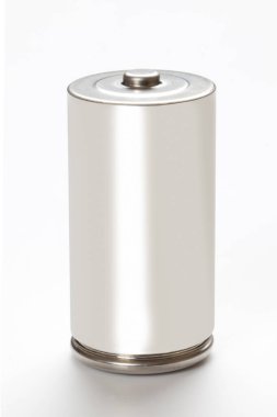 Beyaz arkaplanda izole edilmiş gümüş pil, enerji kavramı