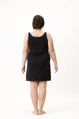 Beyaz arka planda şişman bir kadın.