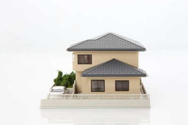 Beyaz arka plandaki küçük ev modeli, ipotek konsepti