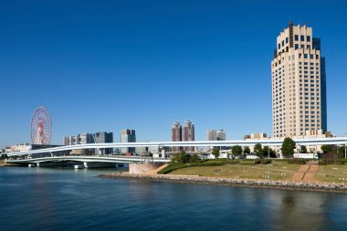 Şehir binaları ve arka planında ufuk çizgisi olan Sumida Nehri