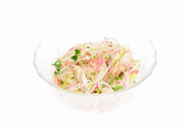 Bir kasede taze sebzeli salata, beyaz üzerine izole edilmiş.