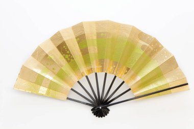 Beyaz arka planda geleneksel Japon kağıt katlama vantilatörüne yakın çekim                           