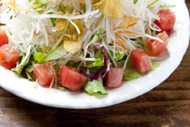 Lezzetli Japon mutfağının yakın plan görüntüsü. Ahşap masada sebze salatası   