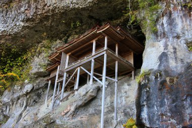 Güzel antik Japon tapınağının manzaralı görüntüsü.