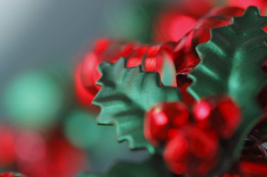 Gri arkaplanda kırmızı ve yeşil noel süslerinin yakın plan görüntüsü    