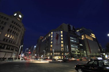 Modern şehir gece görüntüsü 