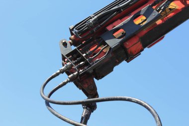 Mavi gökyüzüne karşı hidrolik makine kolunun yakın çekimi