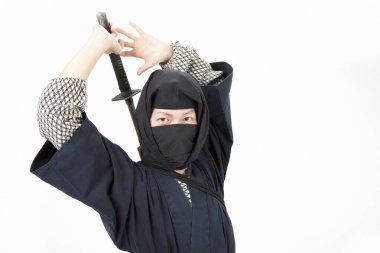 Sırtında Katana olan Asyalı genç bir samuray.