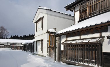 Kış mevsiminde geleneksel Japon evleri