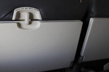 İçinde koltuk olan uçak koltuğu, kapat.