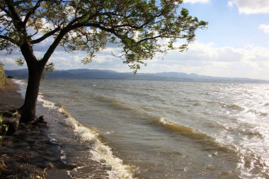 Dağlardaki göl manzarası