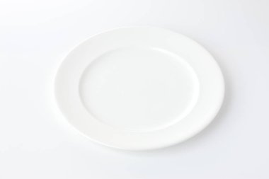 Beyaz masada boş tabak