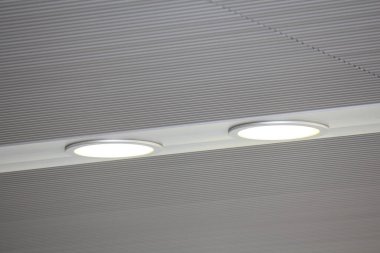 Tavandaki basit lambanın görüntüsünü kapat