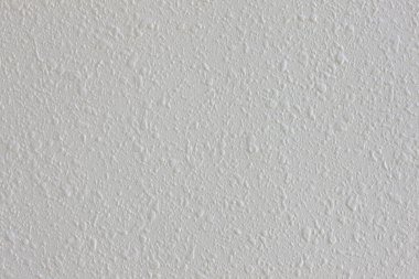 Beyaz alçı desenli beyaz bir duvar..