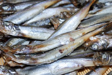 Ahşap yüzeyde kurumuş balık yığını