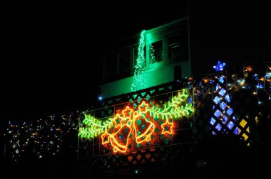 Güzel Noel ışıkları ve süslemeleri gece şehrinde         