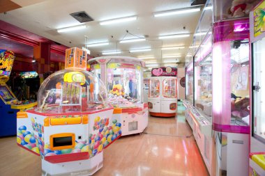 Renkli pençe makineleriyle dolu parlak atari salonu