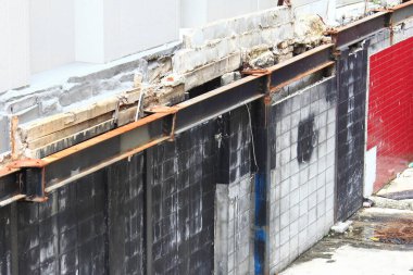 Beton blokları ve tuğla duvarı olan inşaat alanı