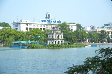 Vietnam 'ın başkenti Hanoi' nin tarihi merkezinde bulunan Hon Kiem Gölü 'nün merkezinde bulunan Kaplumbağa Kulesi (Thp Ra).