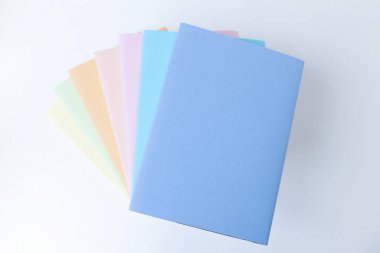 Renkli kapaklı bir yığın kitap kapat