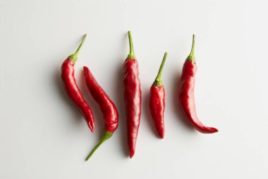 Arka plan üzerinde kırmızı pul biber