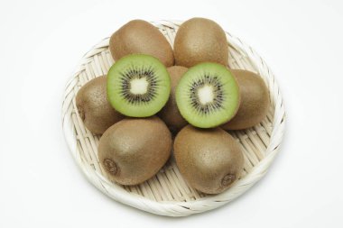 Grup beyaz zemin üzerine izole kivi