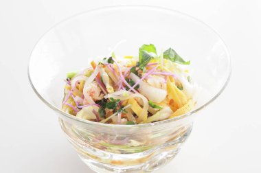 Bir kasede taze sebzeli salata, beyaz üzerine izole edilmiş.