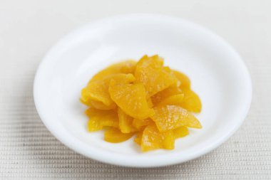 Beyaz tabakta Thai tatlı 