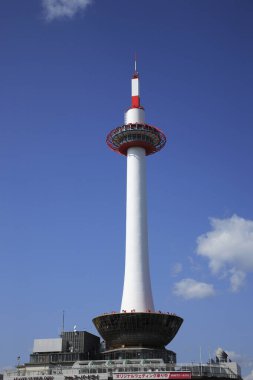 Mavi gökyüzünün arka planında deniz feneri