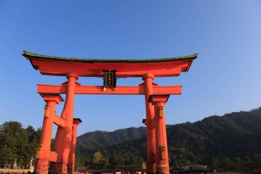 Miyajima Adası 'ndaki Büyük Torii manzarası.