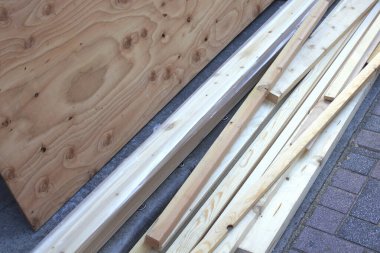 Arkaplanda tahta tahtalar ve inşaat