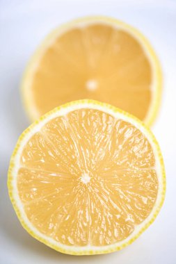 Beyaz arkaplanda taze limon dilimlerinin yakın plan görüntüsü 