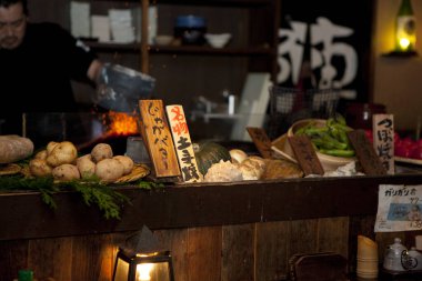 Japon pazarında taze sebzeler sergileniyor.